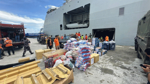KRI Semarang Delivers Disaster Supplies to Surabaya