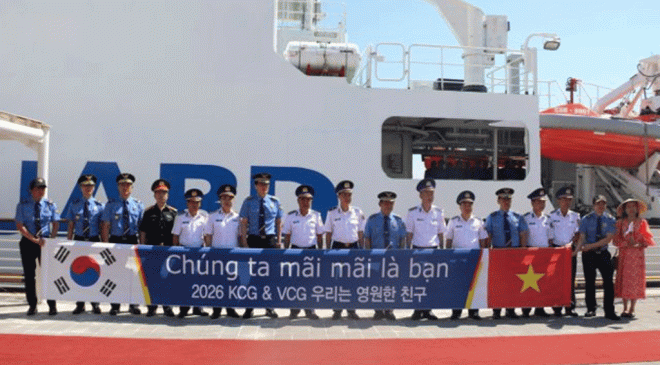 Viet Nam Coast Guard Ship Visits South Korea